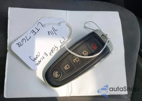 2017 Ford Escape Titanium z USA, uszkodzony, nr VIN 1FMCU9JDXHUB25627